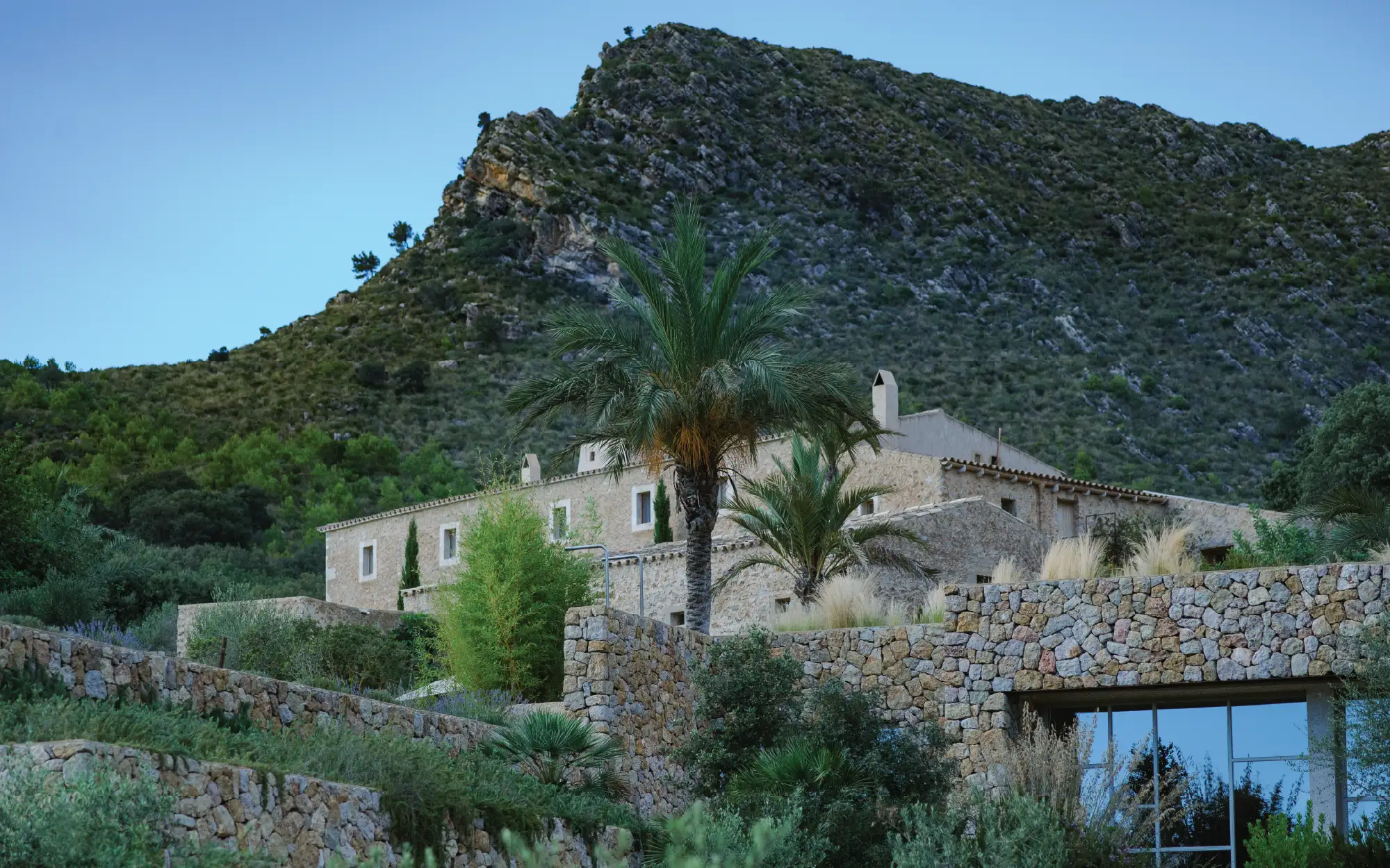 Surrounded by 200 hectares of pristine countryside, Es Racó d'Artà allows minimalist architecture to dissolve into the Mallorcan landscape. (Image Credits: Jean-Marie del Moral)
